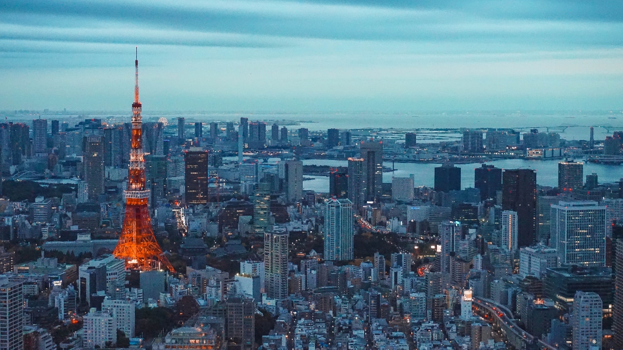 An aerial view of the Tokyo skyline at dusk during the Tokyo Marathon.