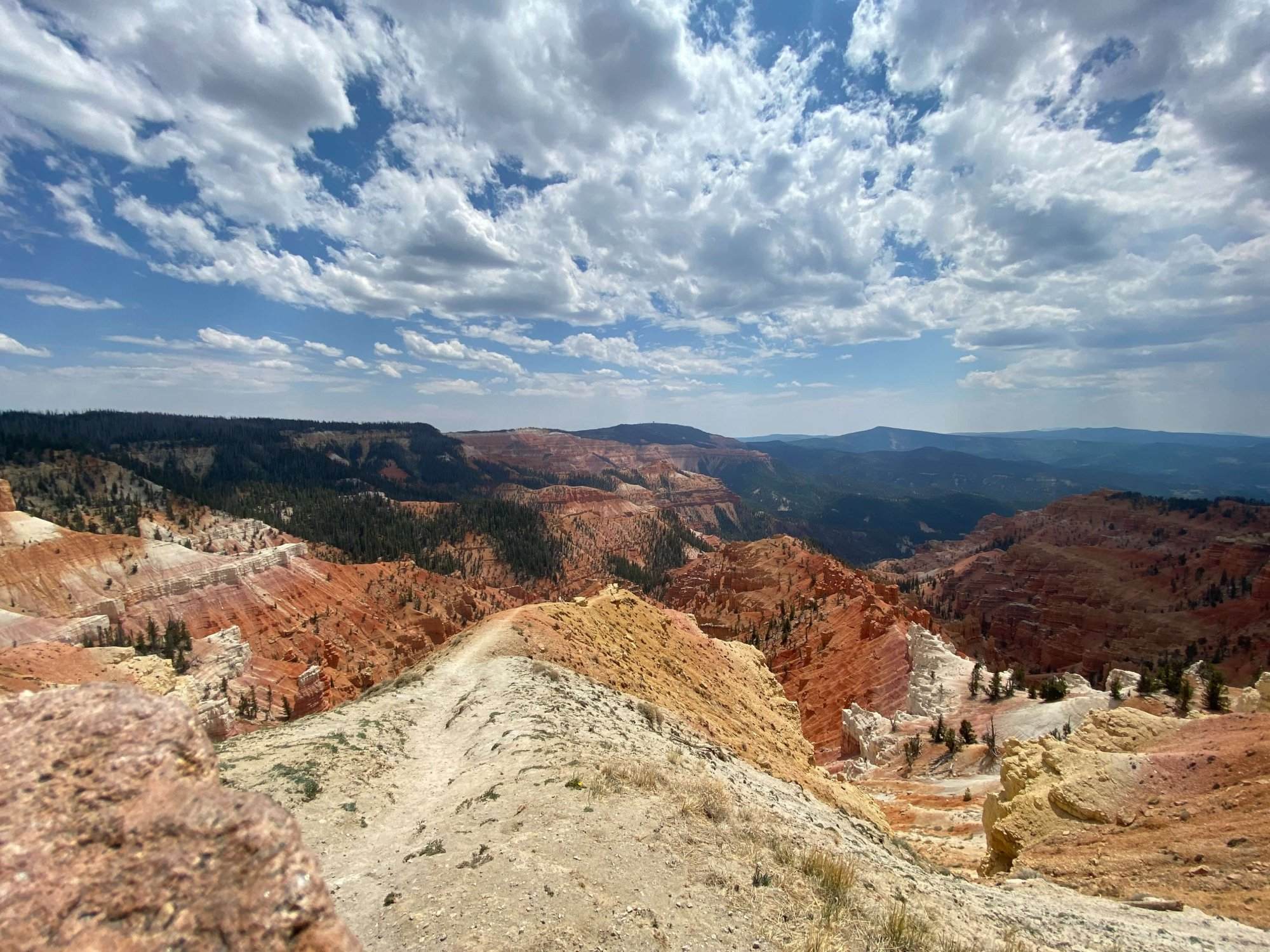 Bryce Canyon National Park in Utah offers the perfect backdrop for outdoor enthusiasts. From the rugged landscapes of Cedars Break to the thrilling Night Half Marathon, this park has it all. Lace up your